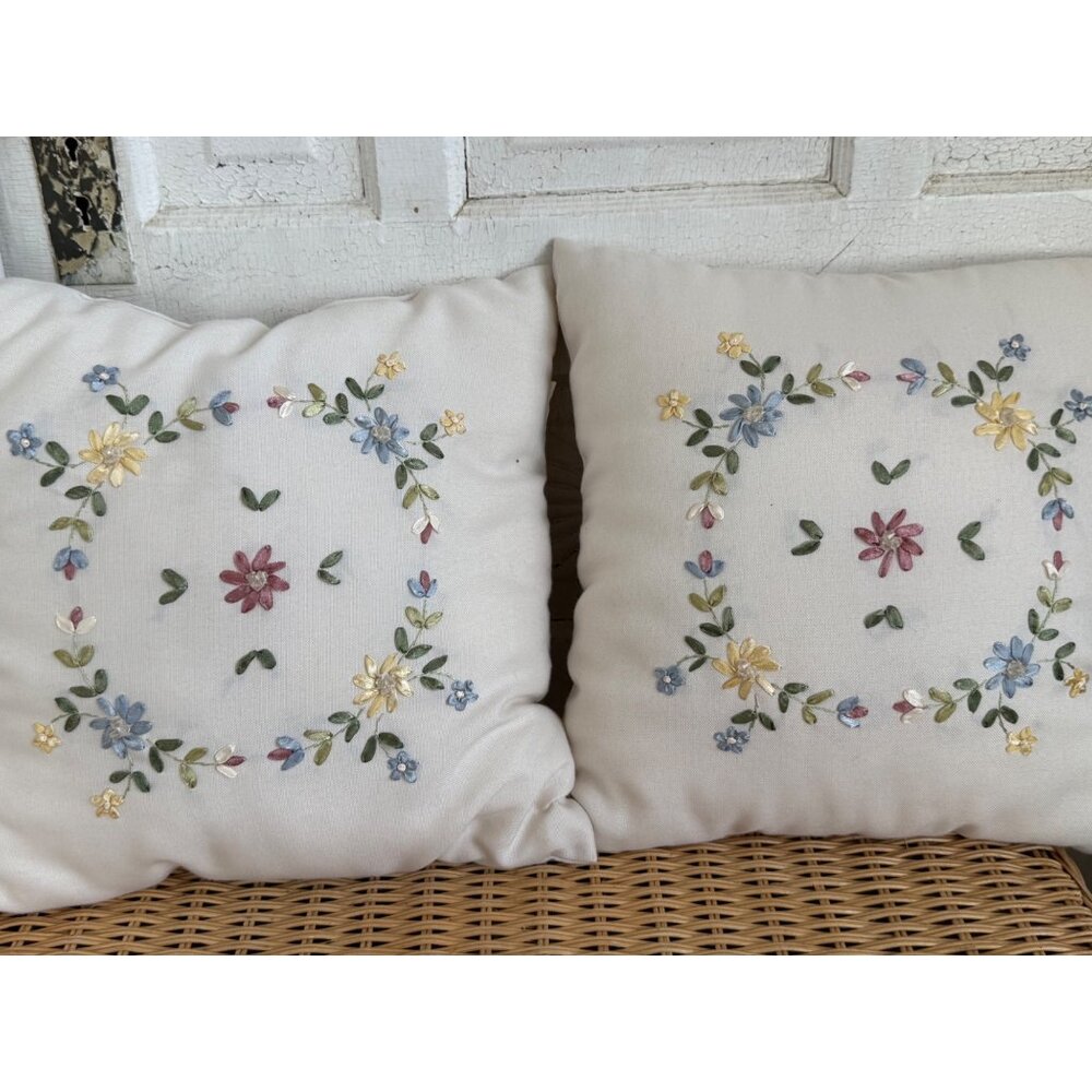 Vintage 80's Pair Linen Floral Ribbon Embroidery Accent Pillow 15x14" - Picture 9 of 11